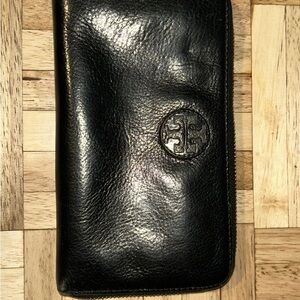 Tory Burch Black Leather Zip Wallet